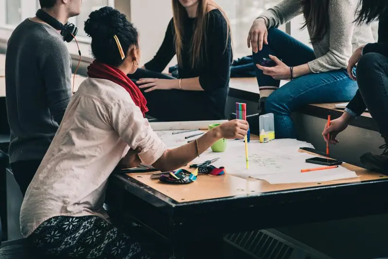 Étudiants travaillant ensemble autour d'une table