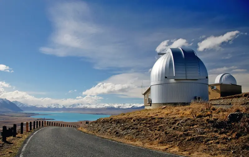 Coupole d'observatoire au bord d'une route de montagne